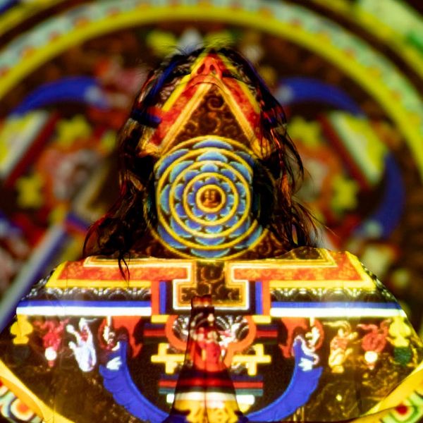 Yin and yang symbol made of light trails, symbolizing the balance achieved through breathing.